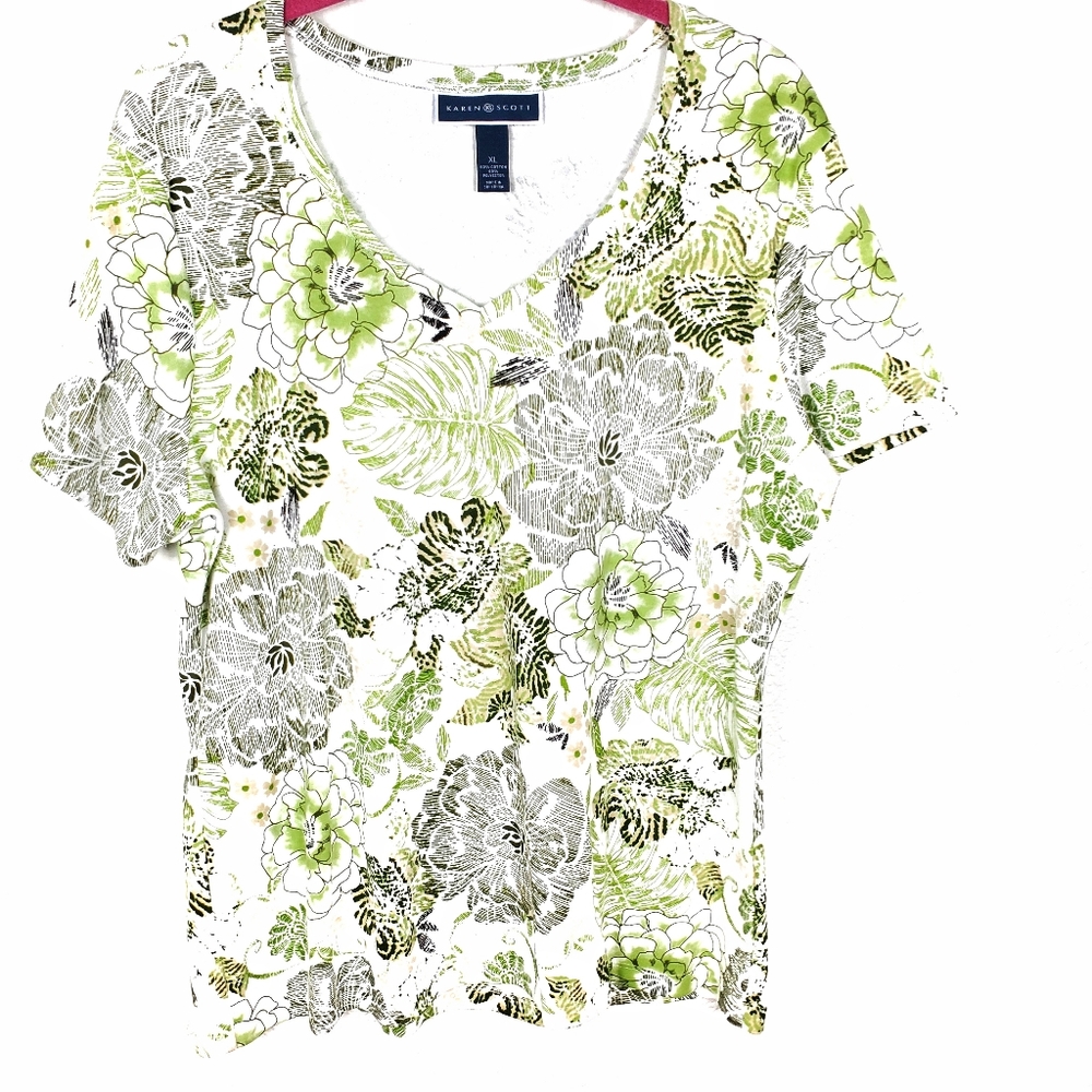 3/$25 Flower Patterned V neck Top